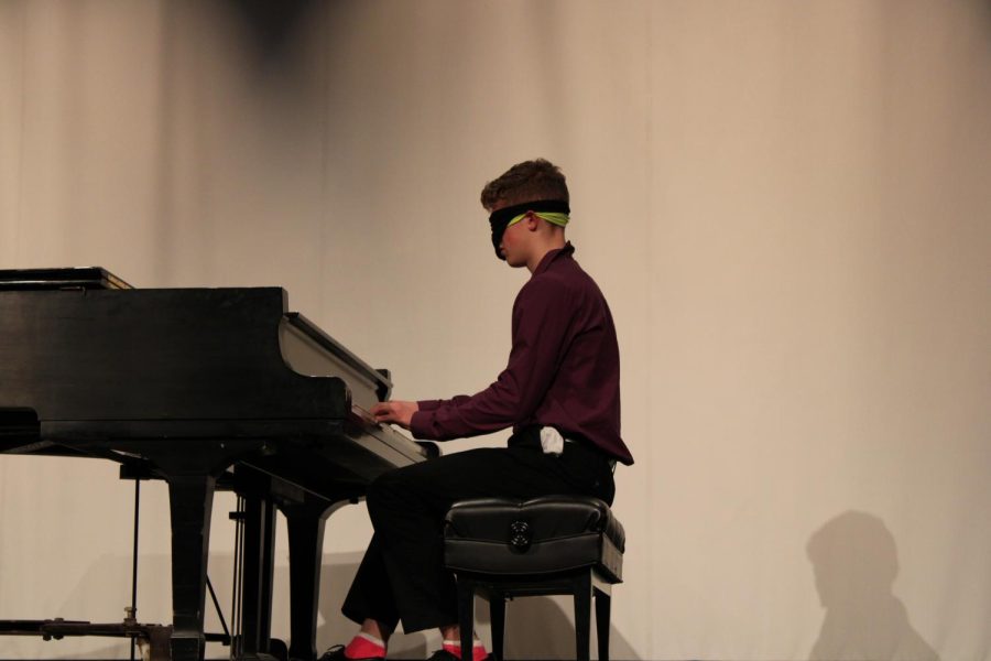 Ben Fromuth playing Beethovens Für Elise while wearing two blindfolds.  