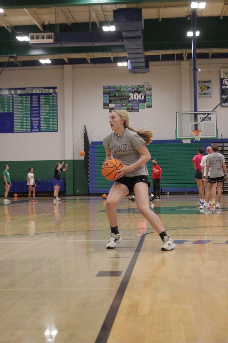 Jada Symons passing ball out to the corner during a drill at 6 a.m practice. 