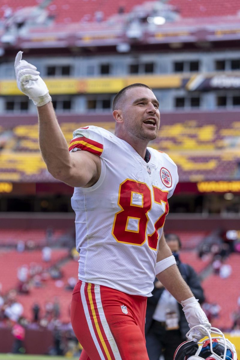Kelce+waving+to+the+crowd+during+a+game+making+the+crowd+excited.