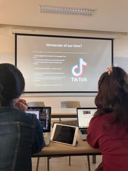 Students learning about Tik Tok in a classroom setting. Used by permission from Creative Commons. "Tik tok clase de e-lit" by Dani Oviedo17 is licensed under CC BY-SA 4.0.